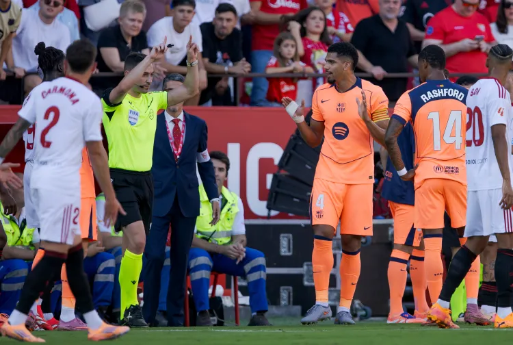 Penalty conceded for Barcelonas defender Ronald Araujo. (via Getty Images)